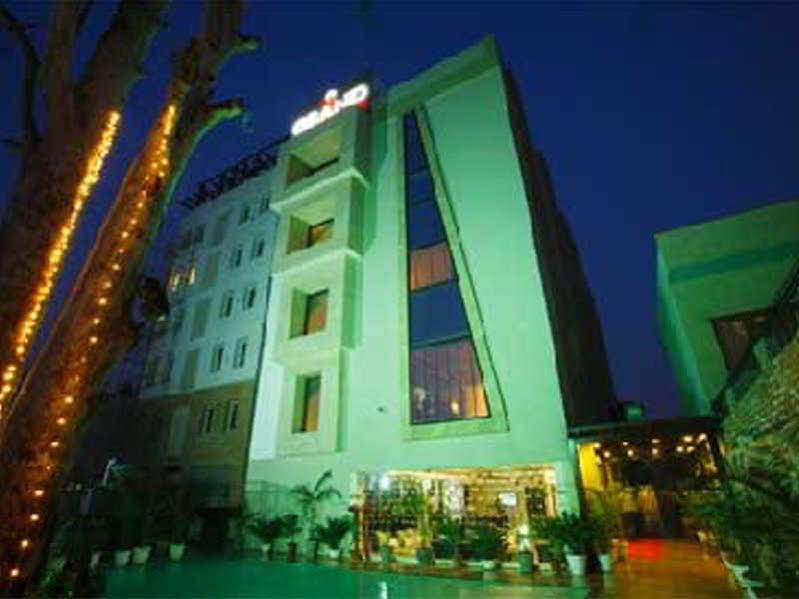 The Grand Hotel Bizzotel Gurgáon Exteriér fotografie